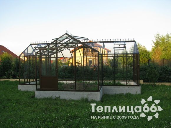 Теплица botanik T с большим тамбуром под стекло (24 м²) готовый комплект